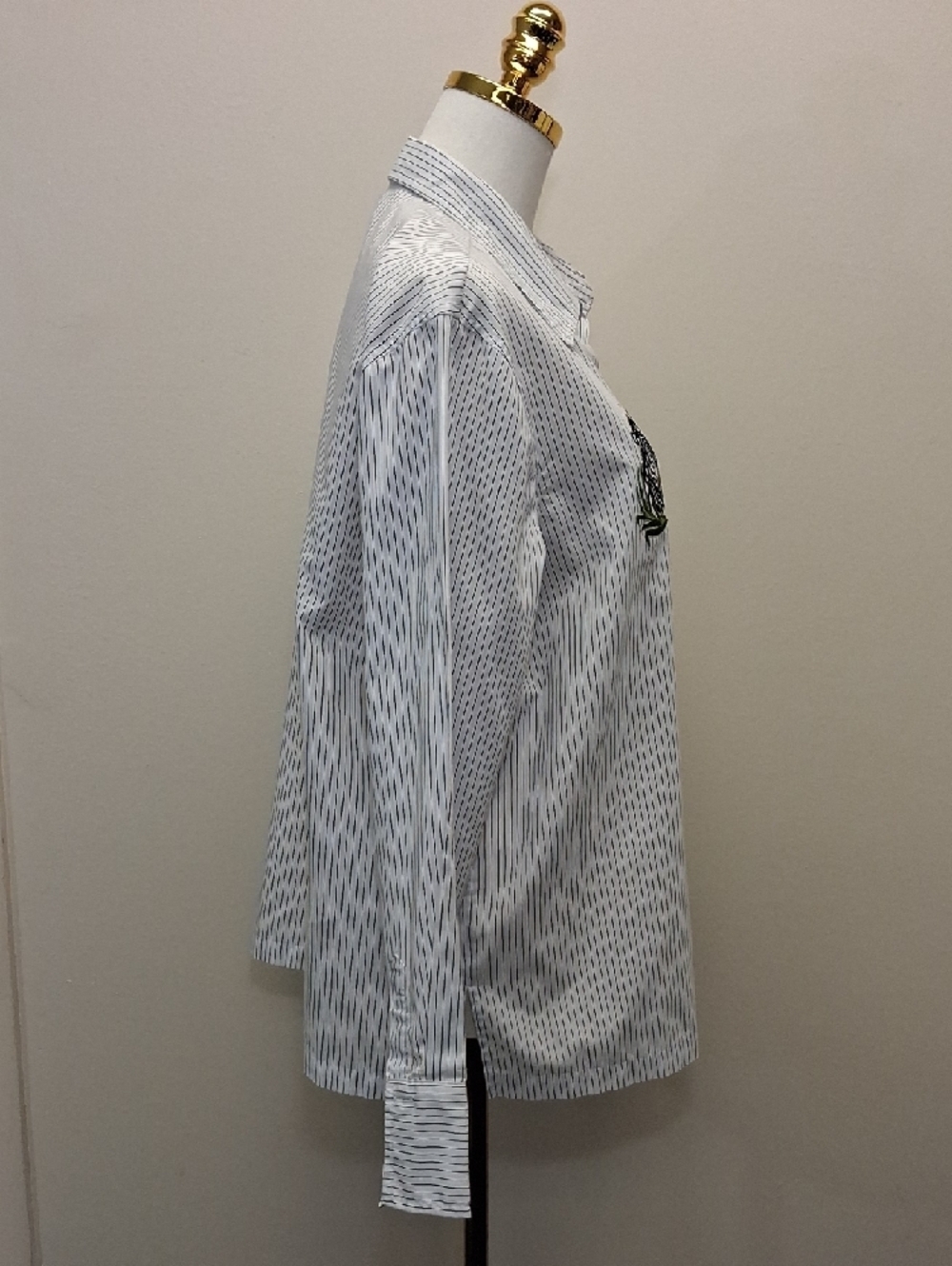 Las Olas White Pinstripe Tiger Embroidered Button Up Shirt Size Large - Picture 2 of 10